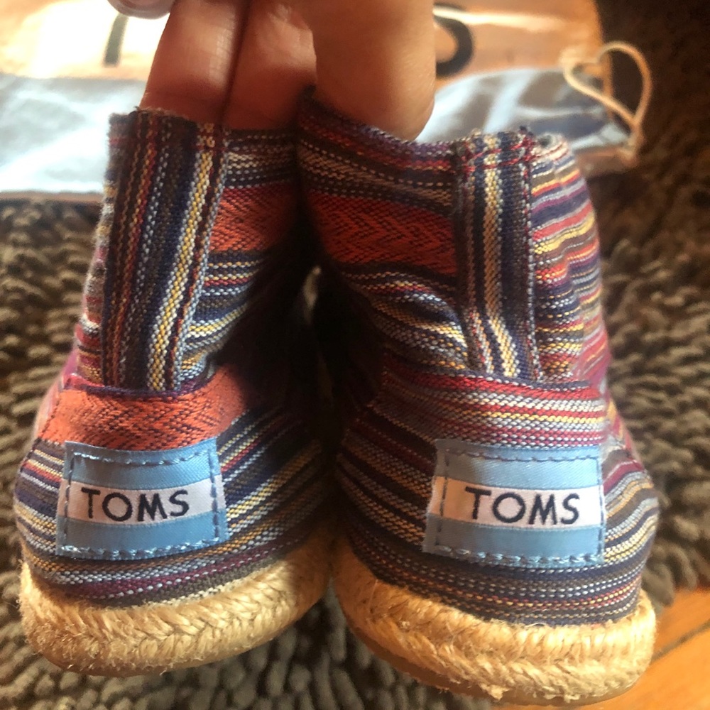 TOMS - Picture 2 of 3